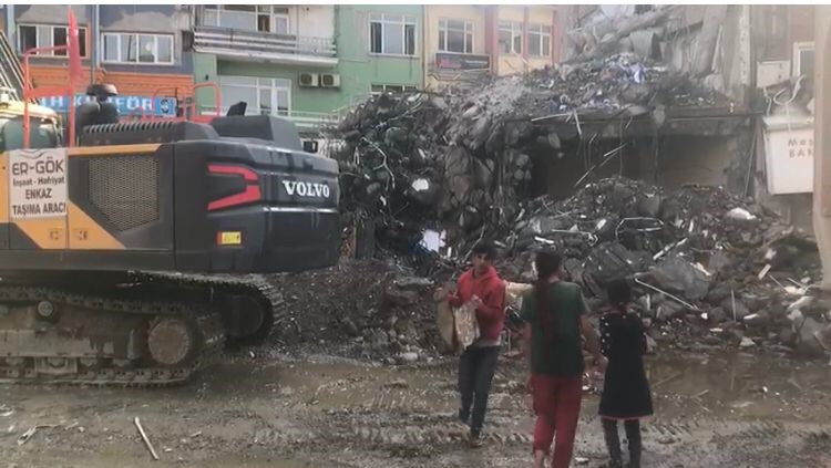Çocuklar enkaz alanında tehlikeye aldırış etmeden hurda topluyor