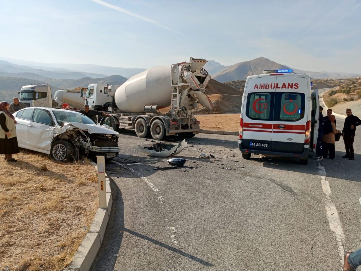 Otomobil ile Beton mikseri çarpıştı
