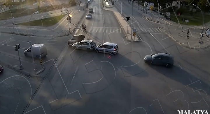 Trafik kazaları kameraya yansıdı