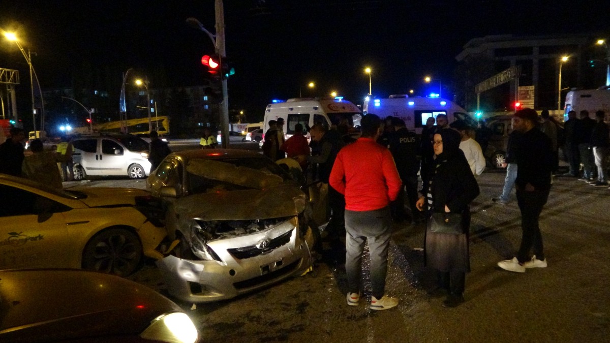 3 aracın karıştığı kazada can pazarı: 5 yaralı