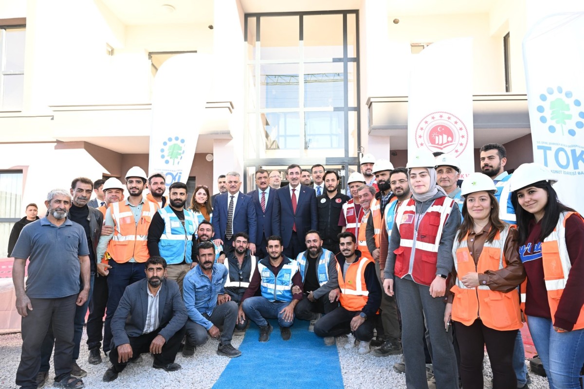 Cumhurbaşkanı Yardımcısı Yılmaz, deprem konutlarını inceledi
