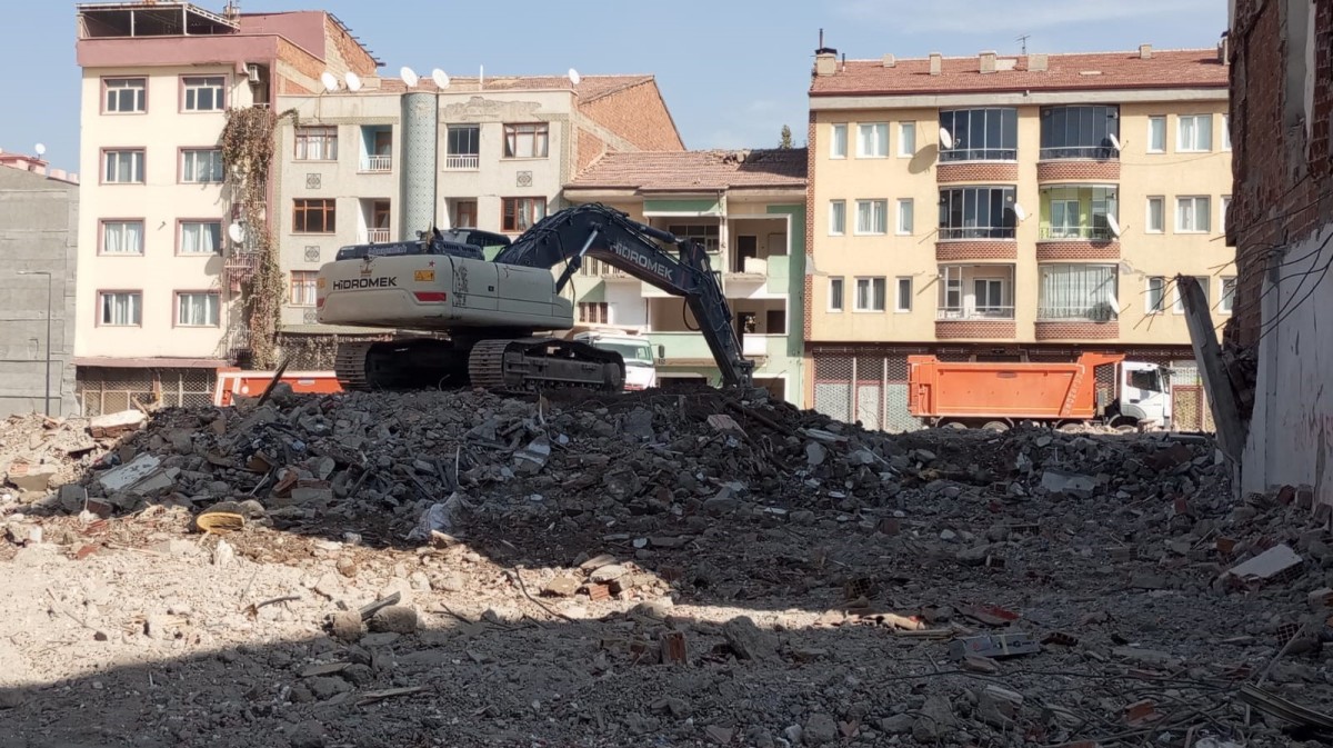 Ağır hasarlı binaların yıkımı sürüyor