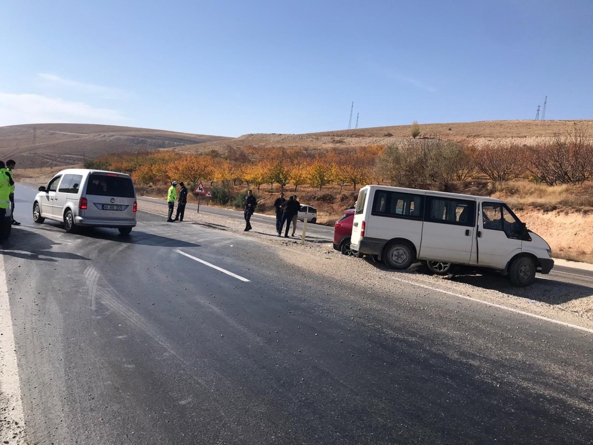 Otomobil ile minibüs çarpıştı: 5 yaralı
