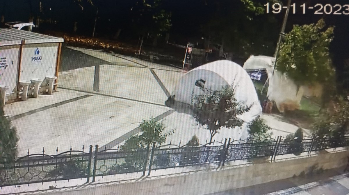  Şiddetli fırtına çadırları uçurdu
