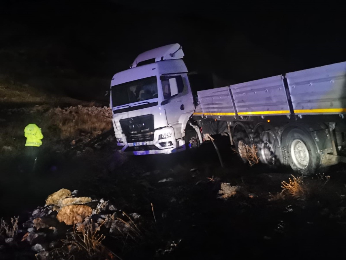 Yoldan çıkan tır şarampole düştü: 1 yaralı