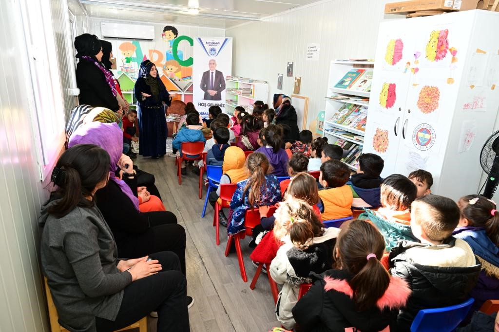 Konteyner Kent’te kalan çocuklar için masal dinletisi