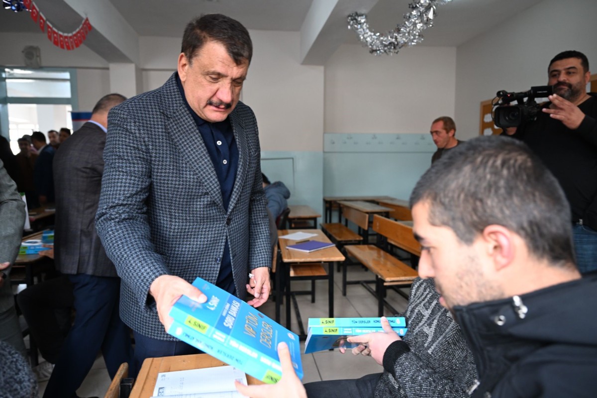 EKPSS kursiyerlerine ek kaynak kitapları dağıtıldı