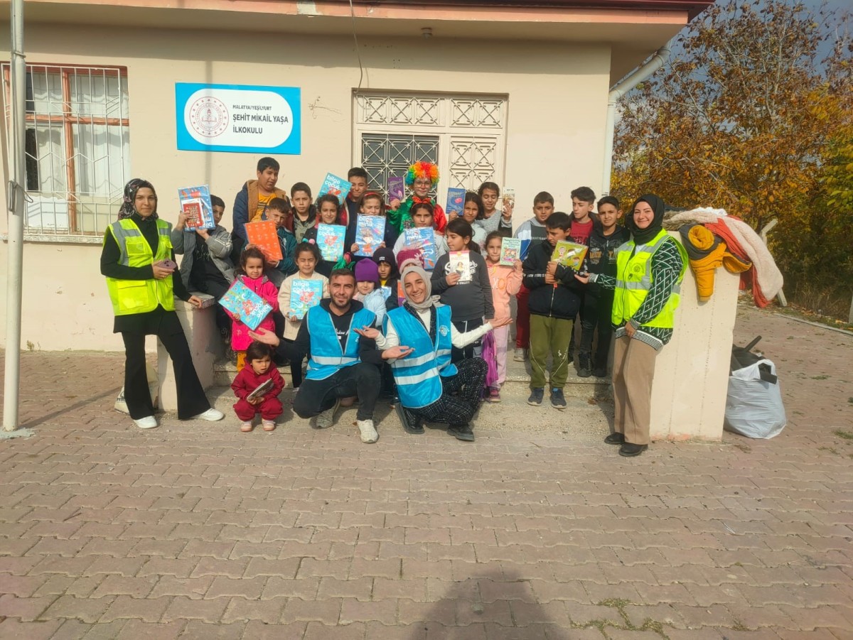 Gönüllü gençler, köy okullarına kitap desteği sağlıyor