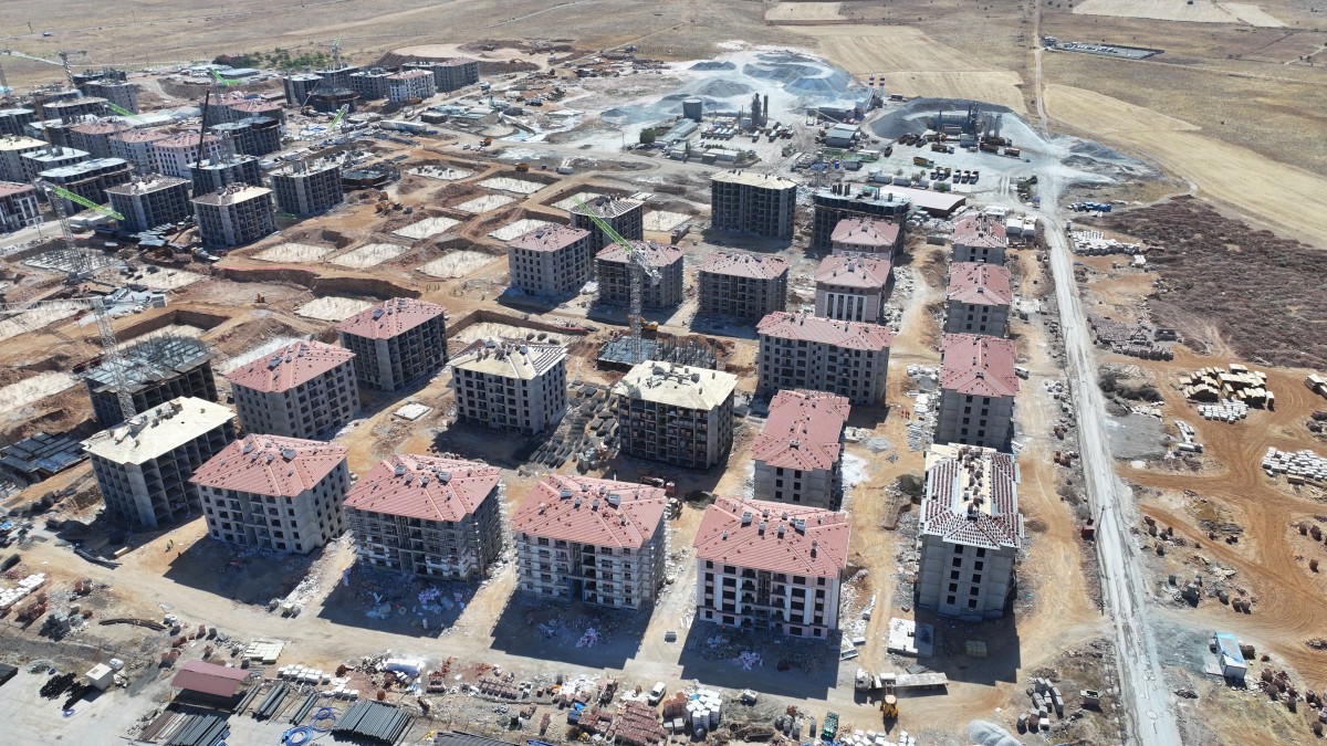  Deprem konutları teslime hazırlanıyor