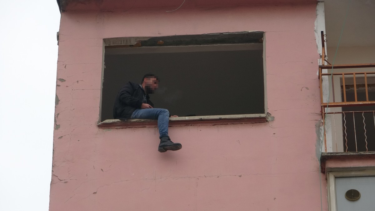Ağır hasarlı binanın 6’ıncı katına çıkan genç polisi alarma geçirdi