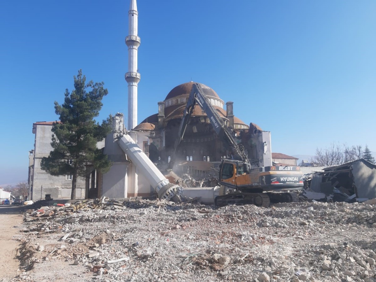 Doğanşehir’de ağır hasarlı yapıların yıkımı sürüyor