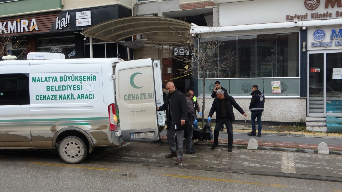 Orta hasarlı binada ceset bulundu