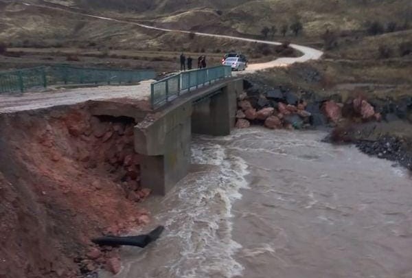 Aşırı yağış sonrası köprü de göçük meydana geldi