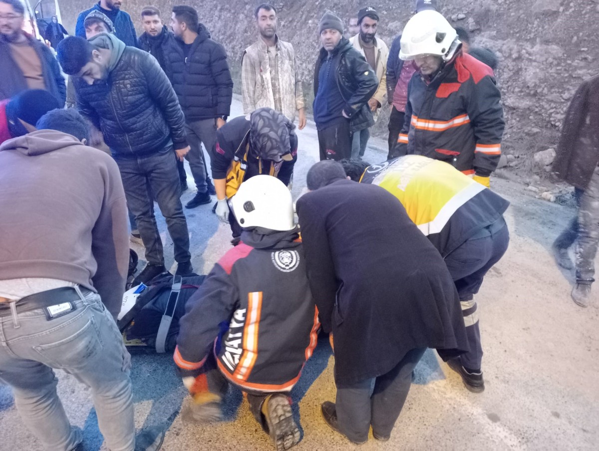 Motosiklet ile Pikap çarpıştı: 2 yaralı
