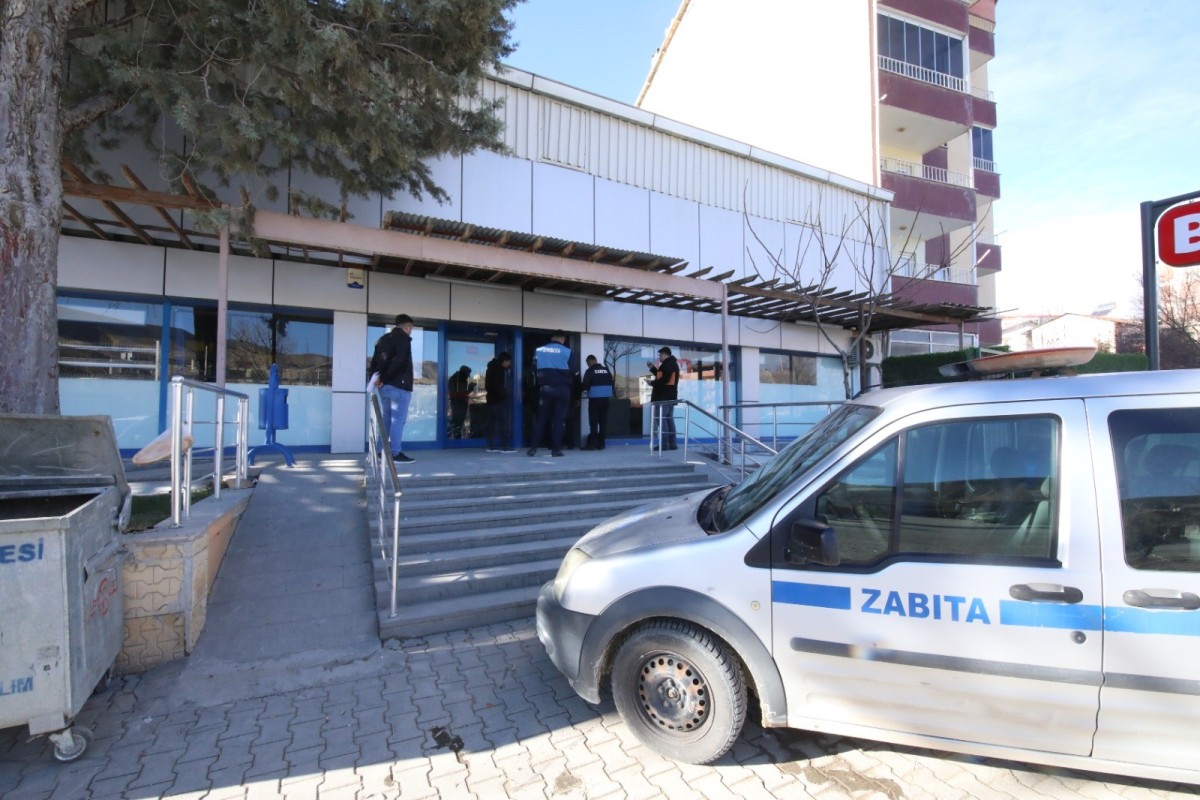 Kaldırımı işgal eden BİM şubesi mühürlendi