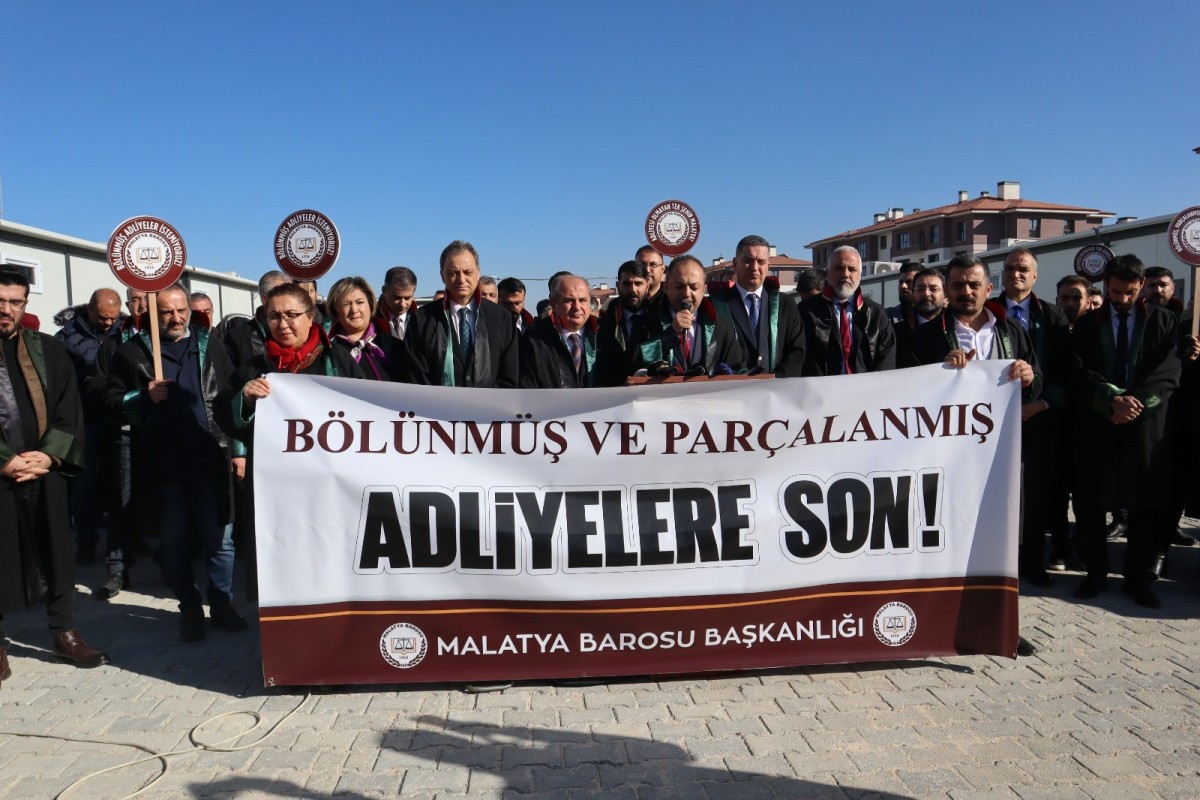 Avukatlardan 'adliye binası' eylemi