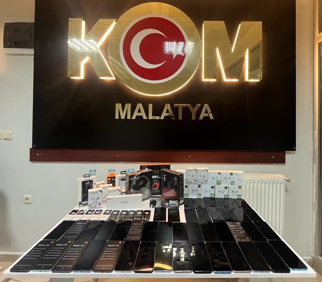 Çok sayıda kaçak cep telefonu ele geçirildi