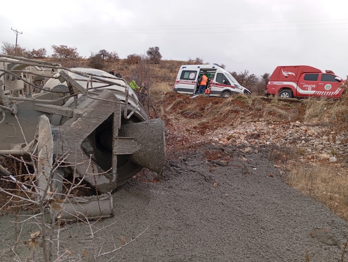 Beton mikseri devrildi: 1 yaralı