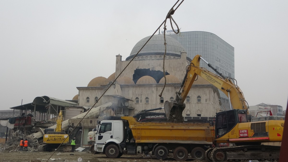  Sembol yapılardan Söğütlü Camii'nde yıkım başladı