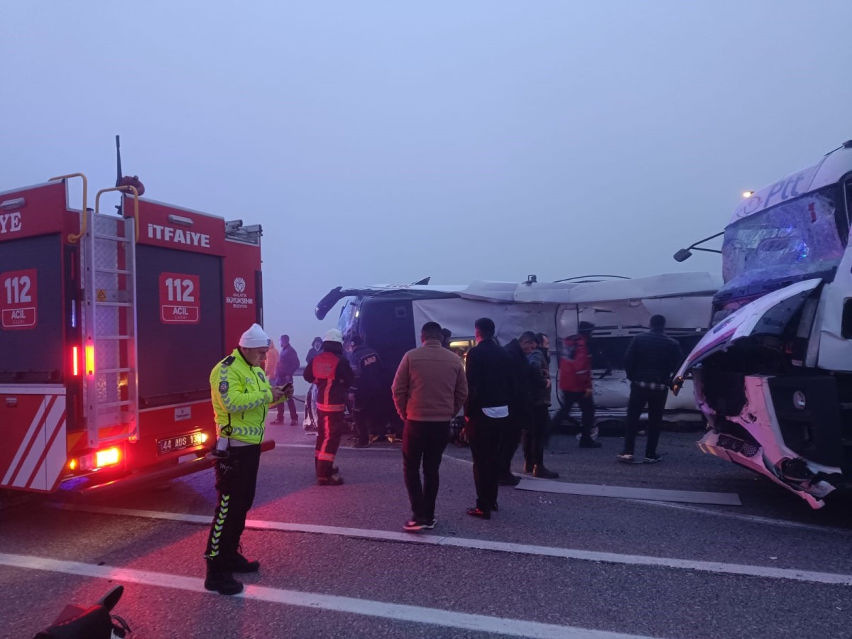  Feci kaza: Yolcu otobüsü devrildi: 4 ölü, 36 yaralı