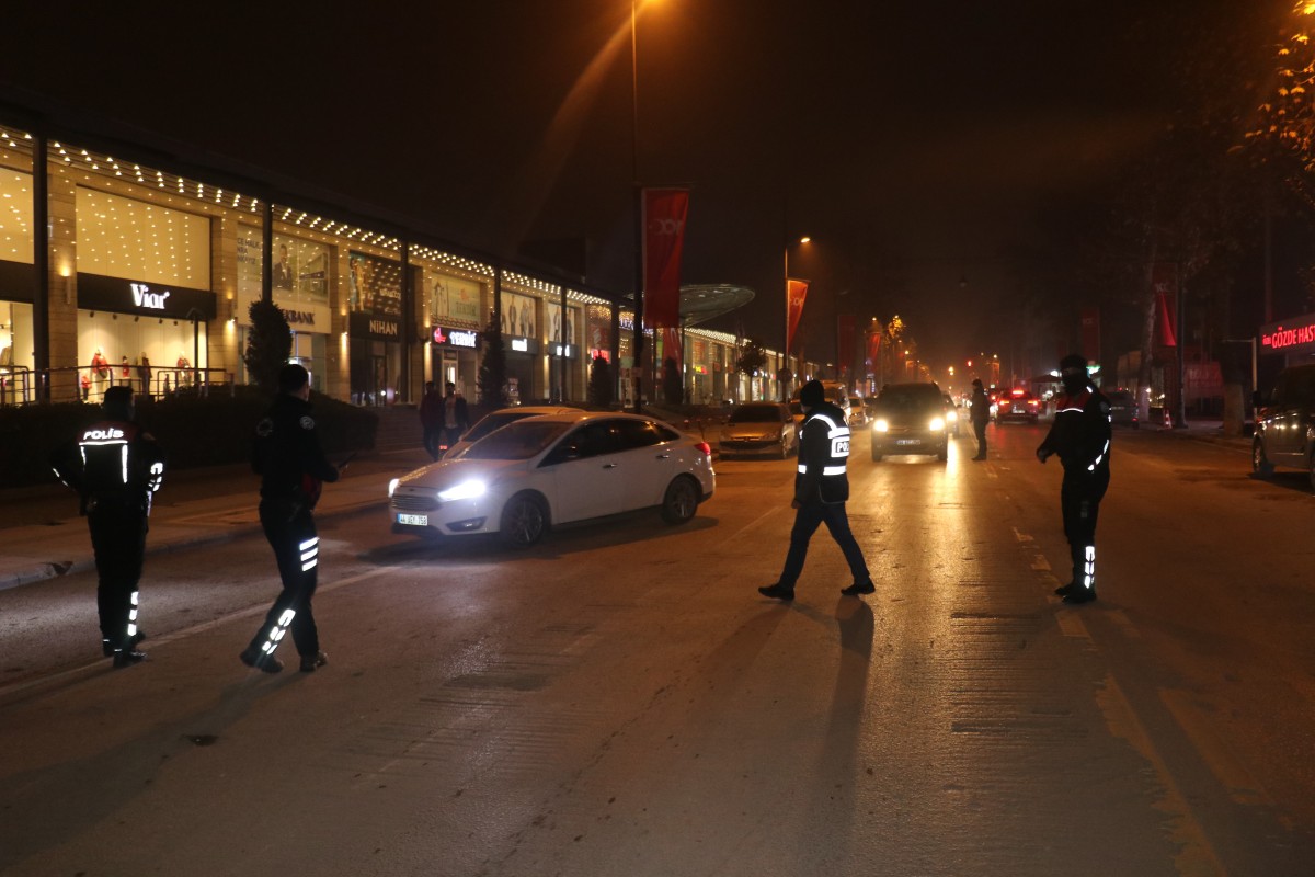 Yılbaşı gecesi 2 bin 200 polisle denetim yaptı