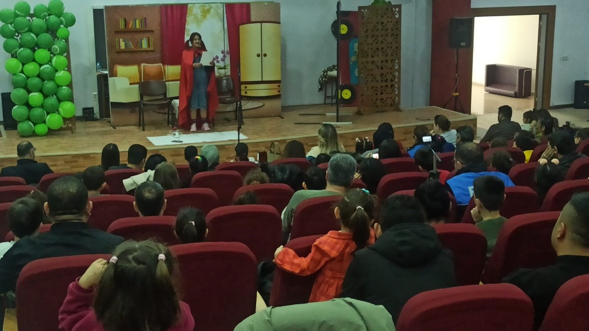 Polis tiyatrosu çocuklar için sahne aldı