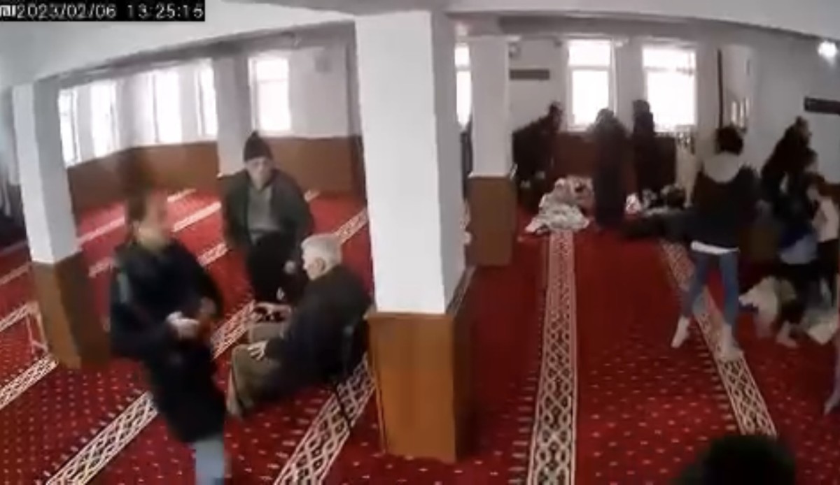 6 Şubat depreminde camide yaşananlar kameraya yansıdı