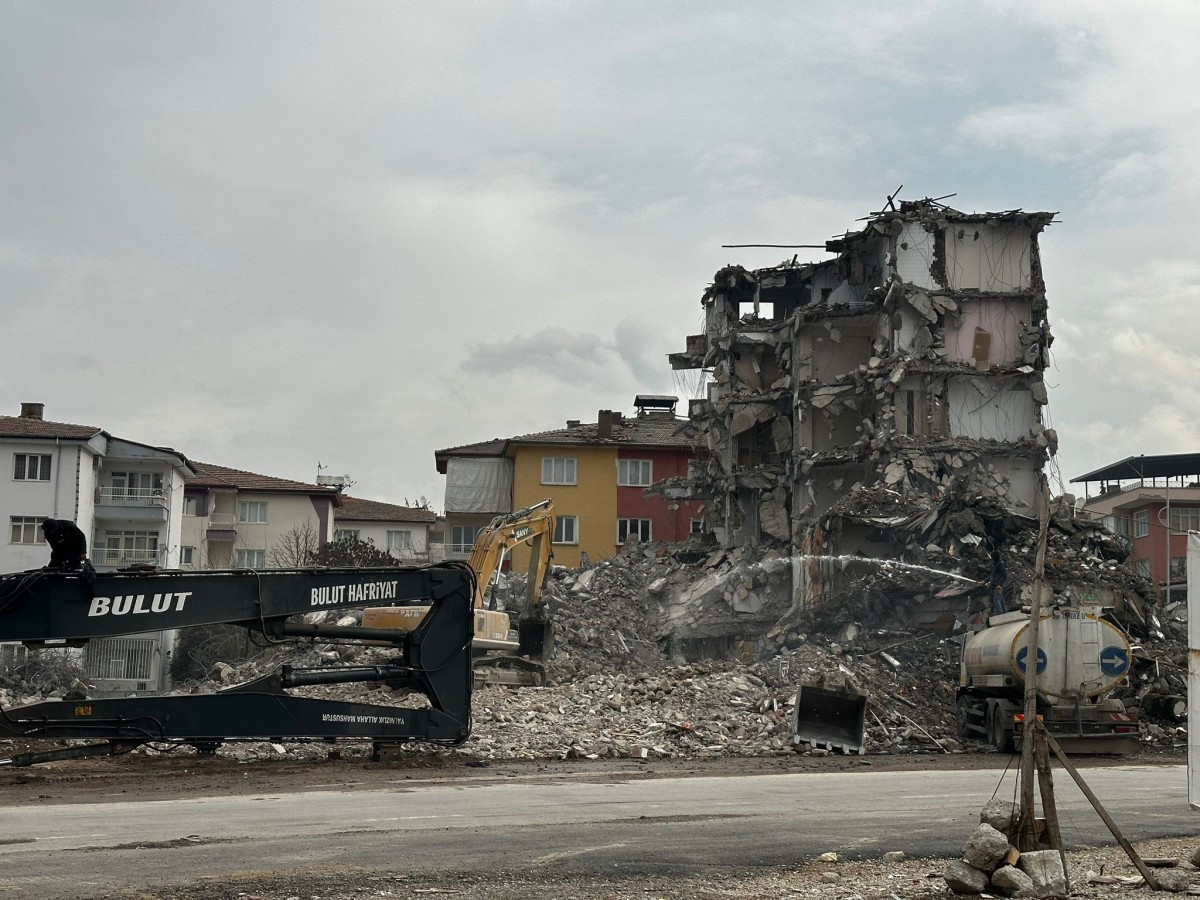Vali Yazıcı: Ağır hasarlı binaların yıkımları yüzde 82’ye ulaştı
