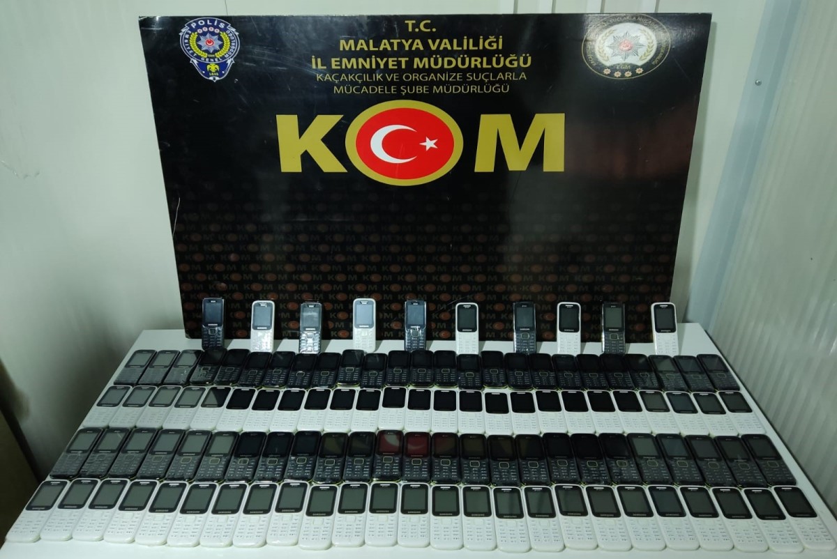 Kaçak cep telefonları ele geçirildi