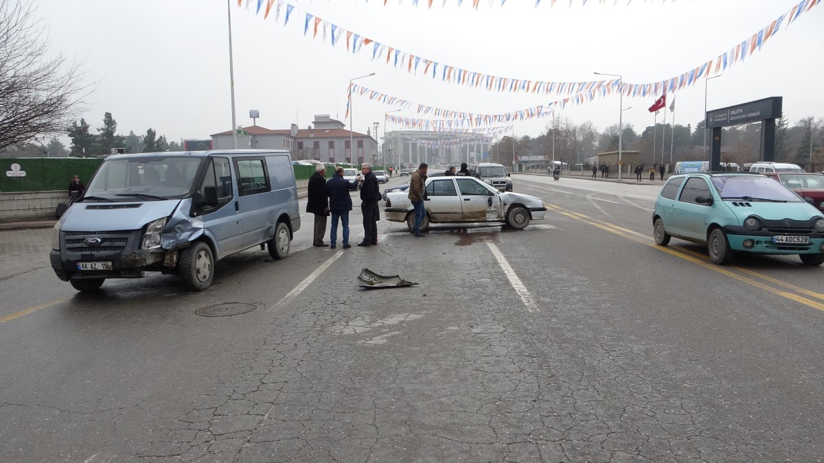Minibüs ile otomobil çarpıştı 1 yaralandı