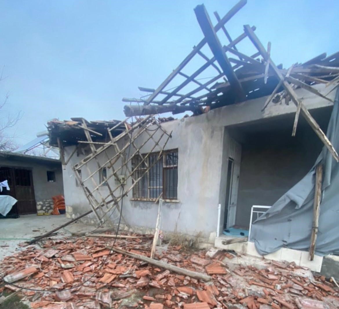 5.2'lik Depremde bir evin çatısı çöktü