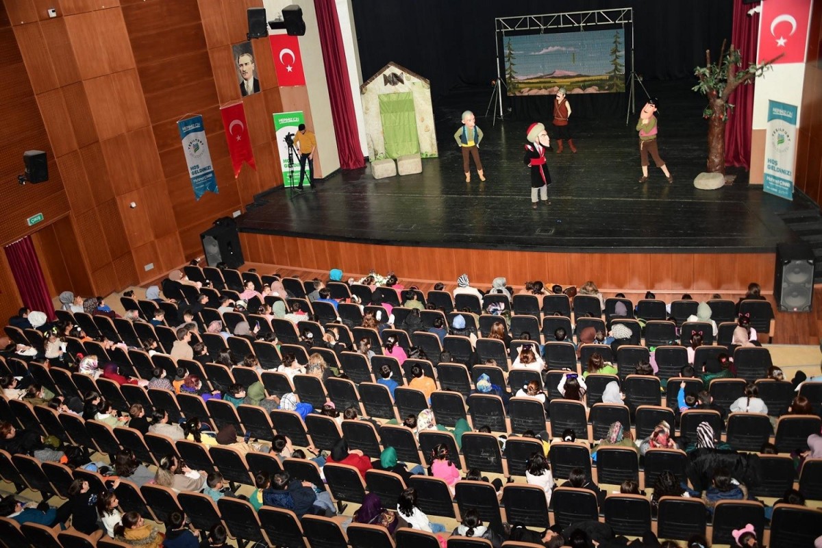 ‘Keloğlan Masalları Müzikali-Elma Şekeri Festivali’ tiyatro oyunu büyük ilgi gördü