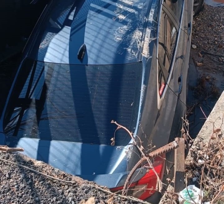  Bir otomobilin başka bir araca çarparak sulama kanalına düştü
