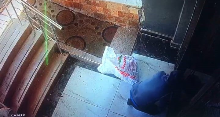 Hasarlı apartmanı ikinci kez soyan hırsızlar kameraya yakalandı