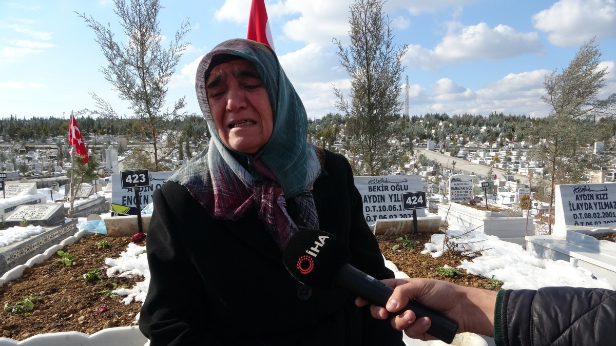 Depremde ailesini kaybeden yaşlı kadın mezarlıktan ayrılamıyor