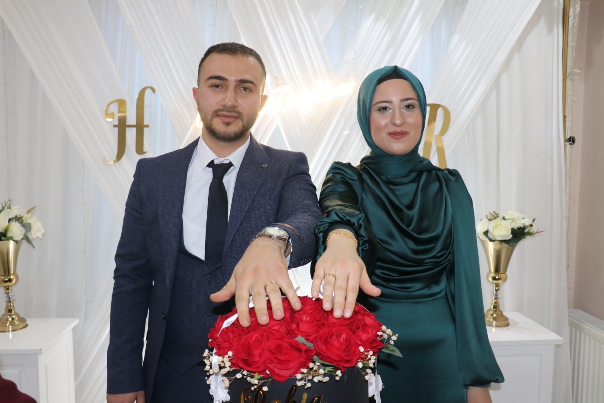 6 Şubat depreminden bir yıl sonra buruk nişan töreni