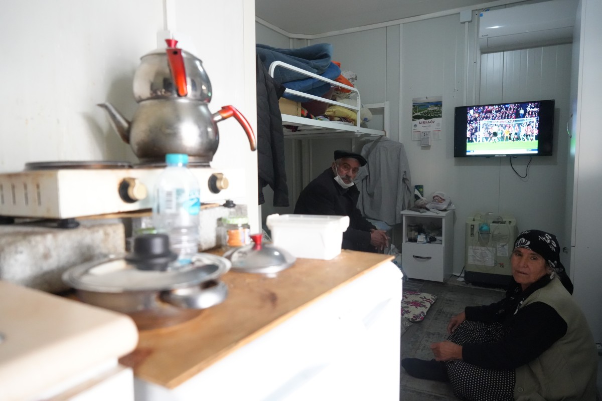 Deprem onu muhtarlık yaptığı köyünden kopardı