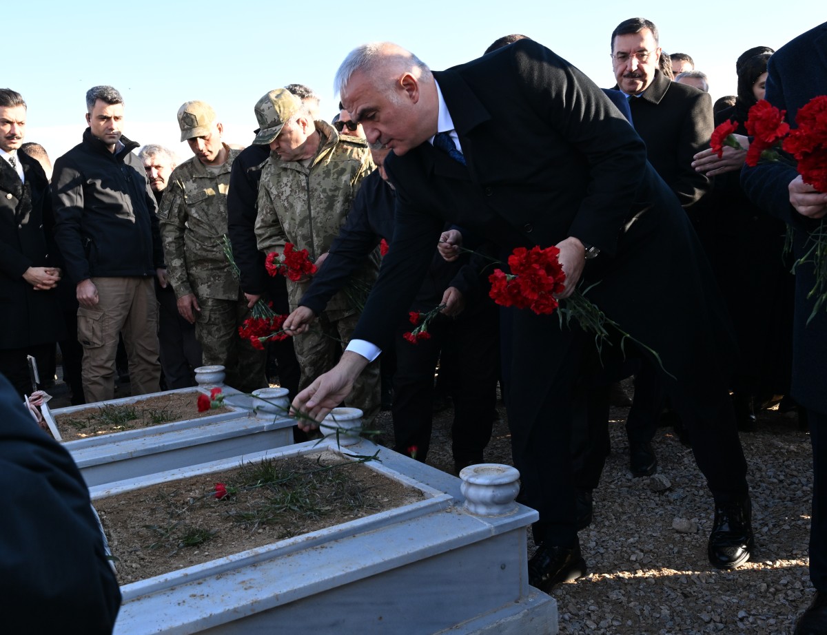 Bakan Ersoy, depremde hayatını kaybedenlerin mezarlarını ziyaret etti
