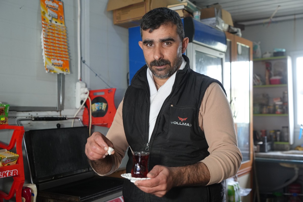 Depremin yaralarını, konteyner kente açtığı bakkal dükkanı ile sarmaya çalışıyor
