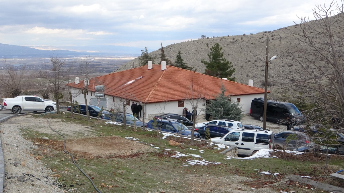 Bakan Ersoy, restorasyonu tamamlanan cemevini ziyaret etti
