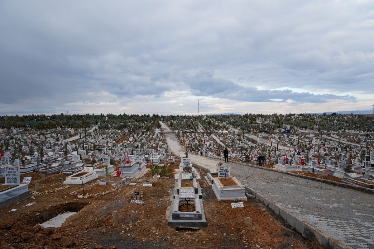 Deprem bölgesi mezarlıklarında yas ve gözyaşı
