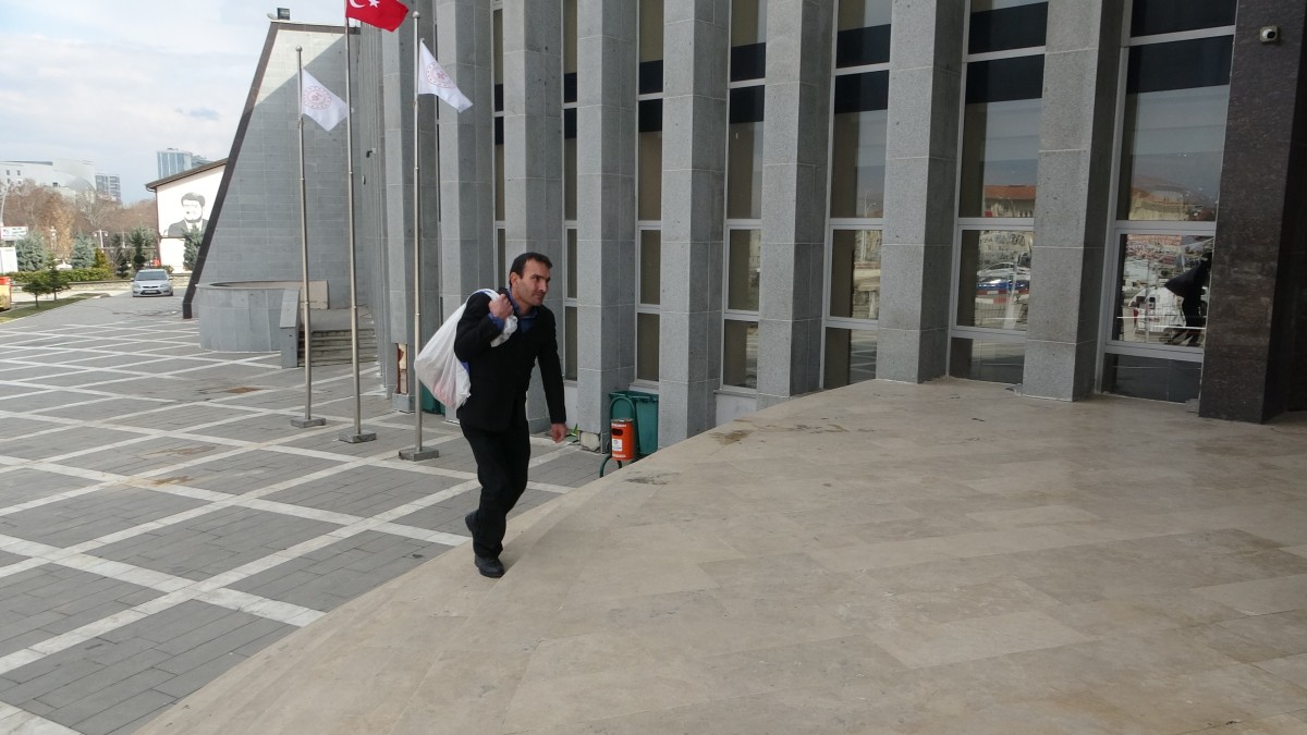 10 yıldır topladığı taşları çuvalla müzeye götürdü