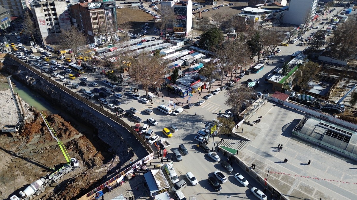 Deprem bölgesi Malatya'da otopark sorunu büyüyor
