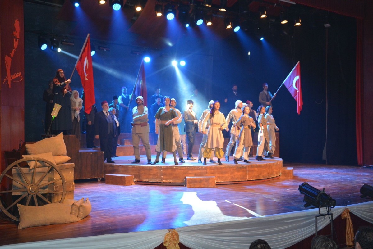 “Cumhuriyete Doğru” tiyatro oyunu izleyicilerle buluştu