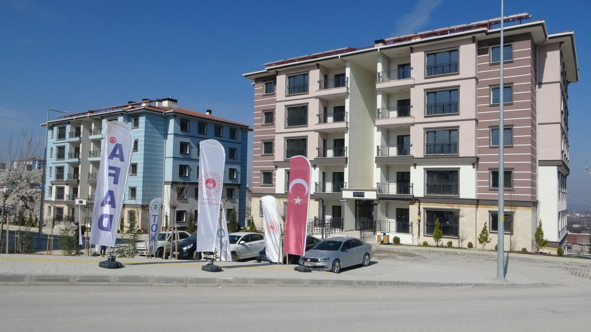Depremzedeler konutlarına kavuşuyor