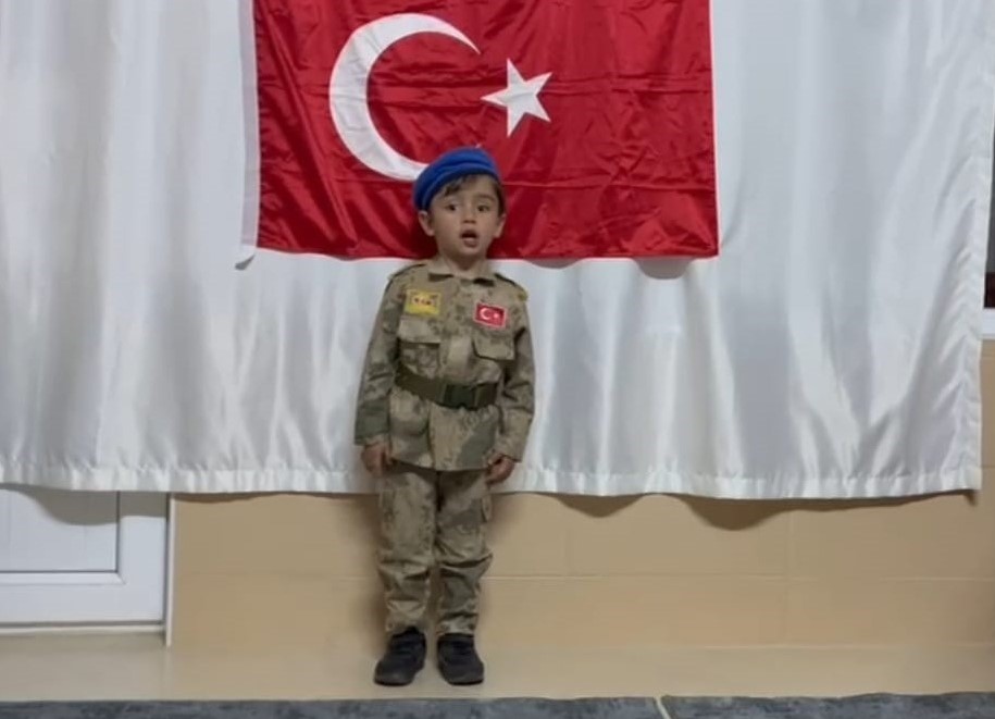Küçük Ömer İstiklal Marşı'nın 10 kıtasını ezbere okuyarak herkesi kendisine hayran bıraktı