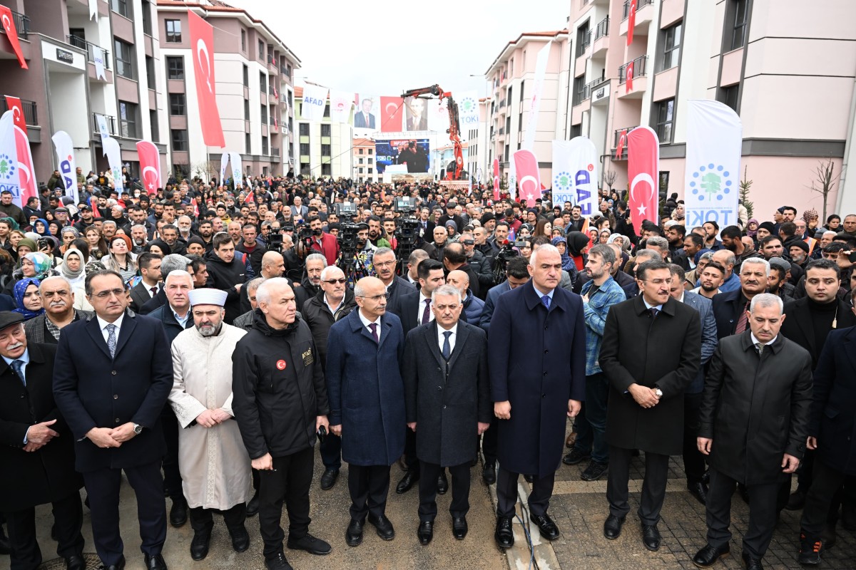 Bin 700 konut hak sahiplerine teslim edildi