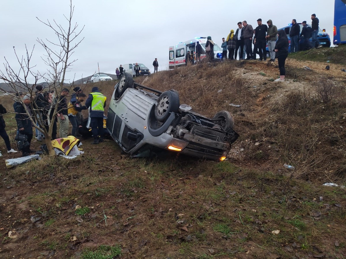 Tekeri patlayan otomobil şarampole uçtu: 8 yaralı
