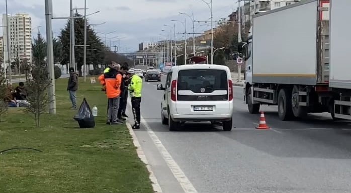 Hafif ticari aracın çarptığı yaşlı adam ağır yaralandı