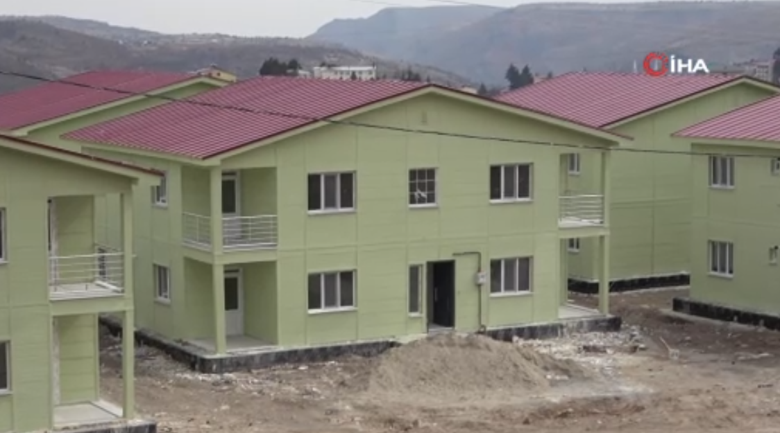  AHBAP'ın depremzedeler için yaptırdığı konutlarında sona doğru